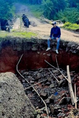 Sudah satu tahun jalan amblas dan jembatan rusak di Sukabumi