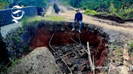 Jalan amblas dan Jembatan Cikarang, Kabupaten Sukabumi rusak - Ronald Legy