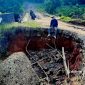 Jalan amblas dan Jembatan Cikarang, Kabupaten Sukabumi rusak - Ronald Legy
