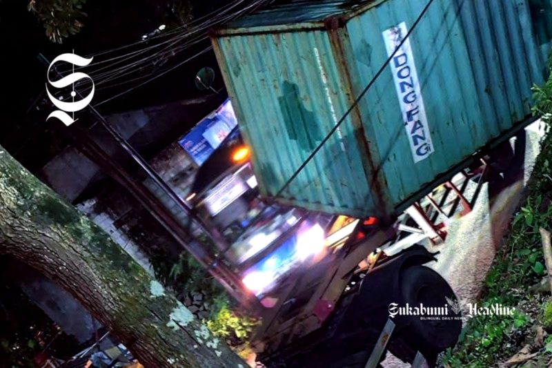 Lakalantas tunggal, kontainer terlepas dari truk trailer di Cikembar Sukabumi - Irfan Permana