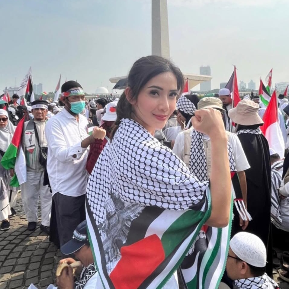 Momen wanita cantik asal Sukabumi pamer foto bareng Presiden RI, bukan orang sembarangan 2 Noumira Sjahril saat aksi Free Palestine di Jakarta