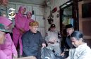 Pemdes, Babinsa hingga Kapolsek bantu tuna netra sebatang kara di Nyalindung Sukabumi - Pemdes Bojongsari