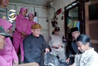 Pemdes, Babinsa hingga Kapolsek bantu tuna netra sebatang kara di Nyalindung Sukabumi - Pemdes Bojongsari