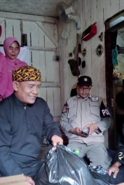 Pemdes, Babinsa hingga Kapolsek bantu tuna netra sebatang kara di Nyalindung Sukabumi