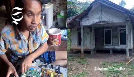 Sunandi, tuna netra asal Nyalindung, Kabupaten Sukabumi, sedang memperbaiki barang elektronik - Bayu Anggara
