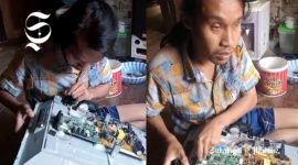 Sunandi, tuna netra asal Nyalindung, Kabupaten Sukabumi, sedang memperbaiki barang elektronik - Bayu Anggara