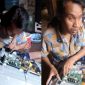 Sunandi, tuna netra asal Nyalindung, Kabupaten Sukabumi, sedang memperbaiki barang elektronik - Bayu Anggara