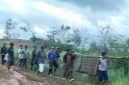Miris, sebab jalan rusak parah, warga Sukabumi sakit harus ditandu - Ist
