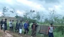 Miris, sebab jalan rusak parah, warga Sukabumi sakit harus ditandu - Ist