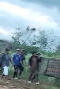 Miris, sebab jalan rusak parah, warga Sukabumi sakit harus ditandu