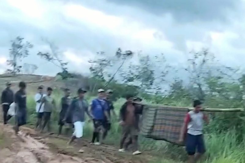 Miris, sebab jalan rusak parah, warga Sukabumi sakit harus ditandu - Ist