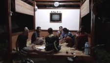 Warga sedang melakukan kegiatan ronda malam - Ist