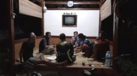 Warga sedang melakukan kegiatan ronda malam - Ist