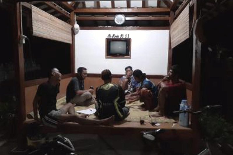 Warga sedang melakukan kegiatan ronda malam - Ist