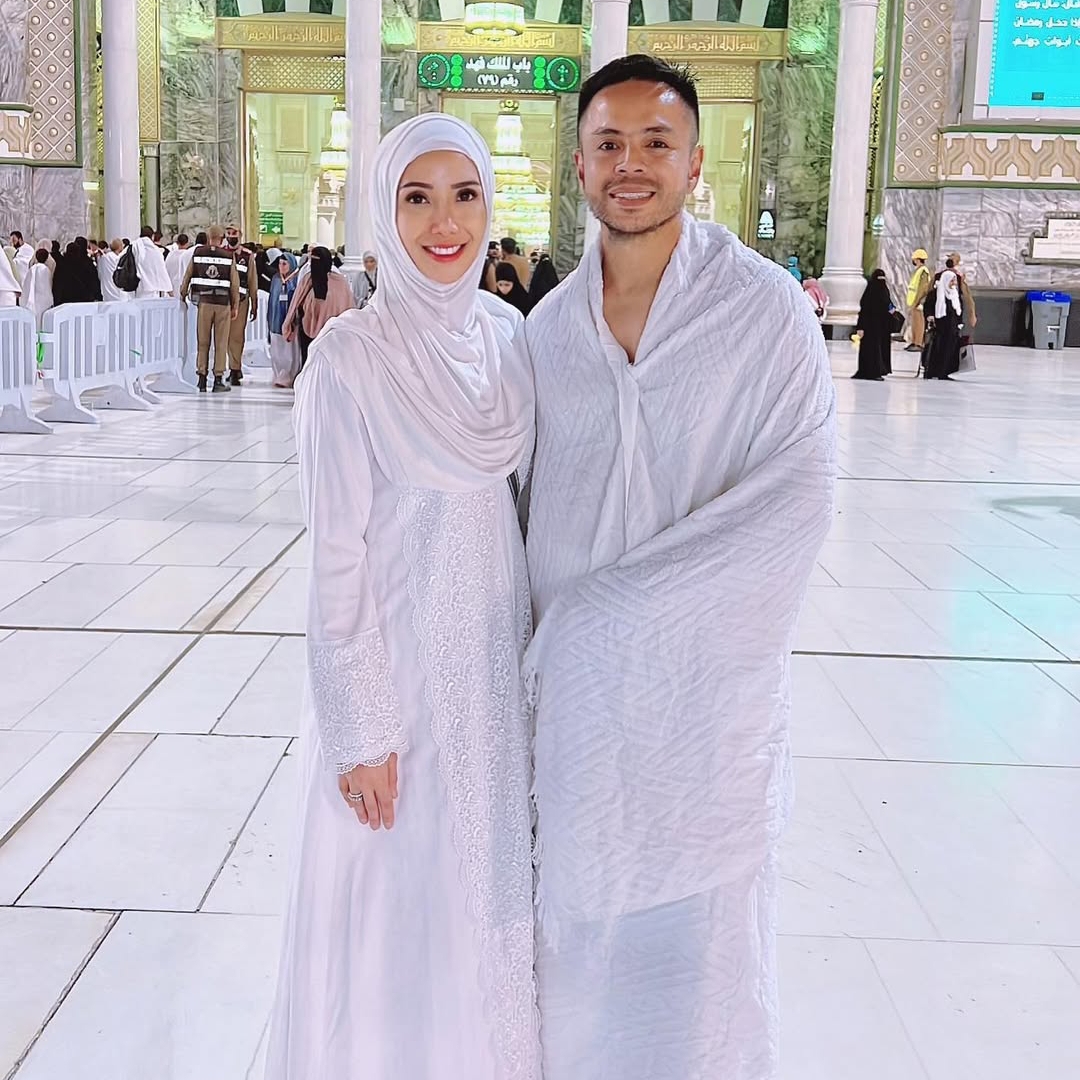 Momen lawyer asal Sukabumi, Noumira Sjahril umrah bareng Nia Ramadhani dan Ardi Bakrie 1 Noumira Sjahril dan suami, Alfay Rauf Diah