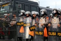 Anggota polisi mengamankan aksi demonstrasi - Shutterstock