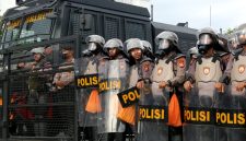 Anggota polisi mengamankan aksi demonstrasi - Shutterstock