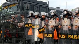 Anggota polisi mengamankan aksi demonstrasi - Shutterstock