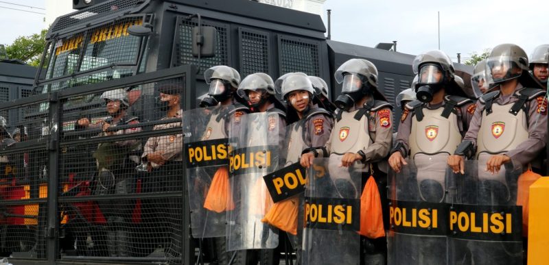 Anggota polisi mengamankan aksi demonstrasi - Shutterstock