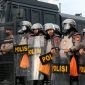 Anggota polisi mengamankan aksi demonstrasi - Shutterstock
