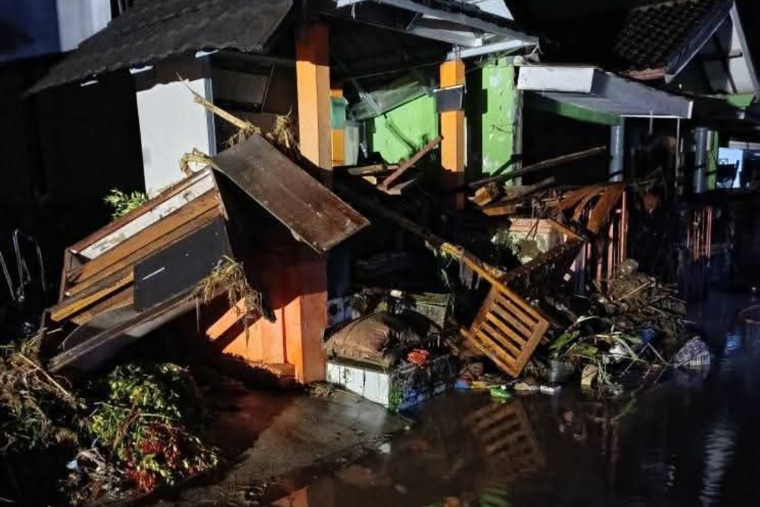 Banjir kepung Jawa Barat, dari Sukabumi, Bogor hingga Karawang 1 Bangunan ambruk terdampak banjir di Cisolok Kabupaten Sukabumi