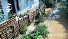 Bangunan di bantaran Sungai Cibodas, Kampung Pamatutan RT 022/009, Bojonggenteng, Sukabumi - sukabumiheadline.com