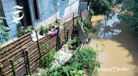 Bangunan di bantaran Sungai Cibodas, Kampung Pamatutan RT 022/009, Bojonggenteng, Sukabumi - sukabumiheadline.com