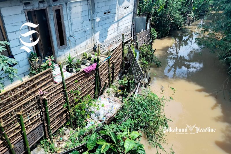Bangunan di bantaran Sungai Cibodas, Kampung Pamatutan RT 022/009, Bojonggenteng, Sukabumi - sukabumiheadline.com