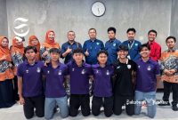 Tiga siswa SMA PGRI Cicurug Sukabumi bakal tampil di Piala Dunia U-17 Qatar berfoto bersama guru dan kepala sekolah - Indra Kurniawan