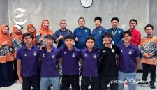 Tiga siswa SMA PGRI Cicurug Sukabumi bakal tampil di Piala Dunia U-17 Qatar berfoto bersama guru dan kepala sekolah - Indra Kurniawan