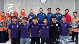 Tiga siswa SMA PGRI Cicurug Sukabumi bakal tampil di Piala Dunia U-17 Qatar berfoto bersama guru dan kepala sekolah - Indra Kurniawan