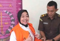 Kades Cikujang Sukabumi Heni Mulyani tersenyum lebar - Ist