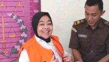Kades Cikujang Sukabumi Heni Mulyani tersenyum lebar - Ist