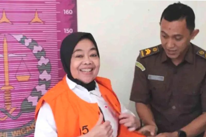 Kades Cikujang Sukabumi Heni Mulyani tersenyum lebar - Ist