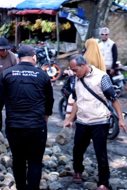 Cegah kecelakaan, Kades se-Kecamatan Parakansalak perbaiki Jalan Kabupaten Sukabumi rusak