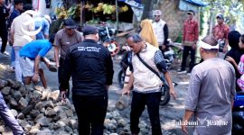 Kades se-Kecamatan Parakansalak perbaiki Jalan Kabupaten ruas Parungkuda-Pakuwon - Dok. Pribadi 