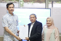 Kepala LLDIKTI Wilayah IV, Lukman menyerahkan langsung SK kepada badan penyelenggara dan perguruan tinggi terkait - LLDIKTI 4