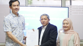 Kepala LLDIKTI Wilayah IV, Lukman menyerahkan langsung SK kepada badan penyelenggara dan perguruan tinggi terkait - LLDIKTI 4