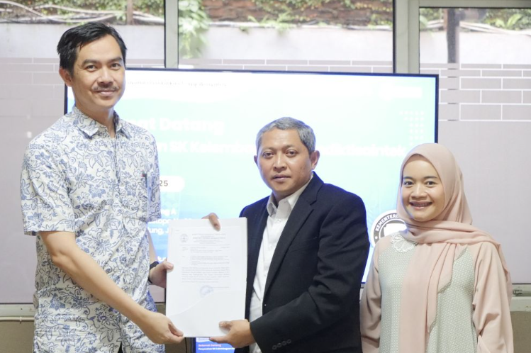 Kepala LLDIKTI Wilayah IV, Lukman menyerahkan langsung SK kepada badan penyelenggara dan perguruan tinggi terkait - LLDIKTI 4