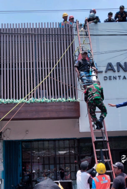 Lagi kerja, tukang tersengat listrik di Parungkuda Sukabumi