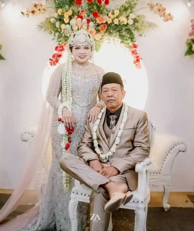 Pernikahan viral kakek Tarman dengan mahar cek Rp3 miliar palsu dibayar tunai - ZA