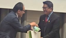 Rektor UI Heri Hermansyah raih Tohoku University International Award
Rektor UI Heri Hermansyah ketika menerima penghargaan dari Tohoku University International Award Jepang - Dokumen Pribadi