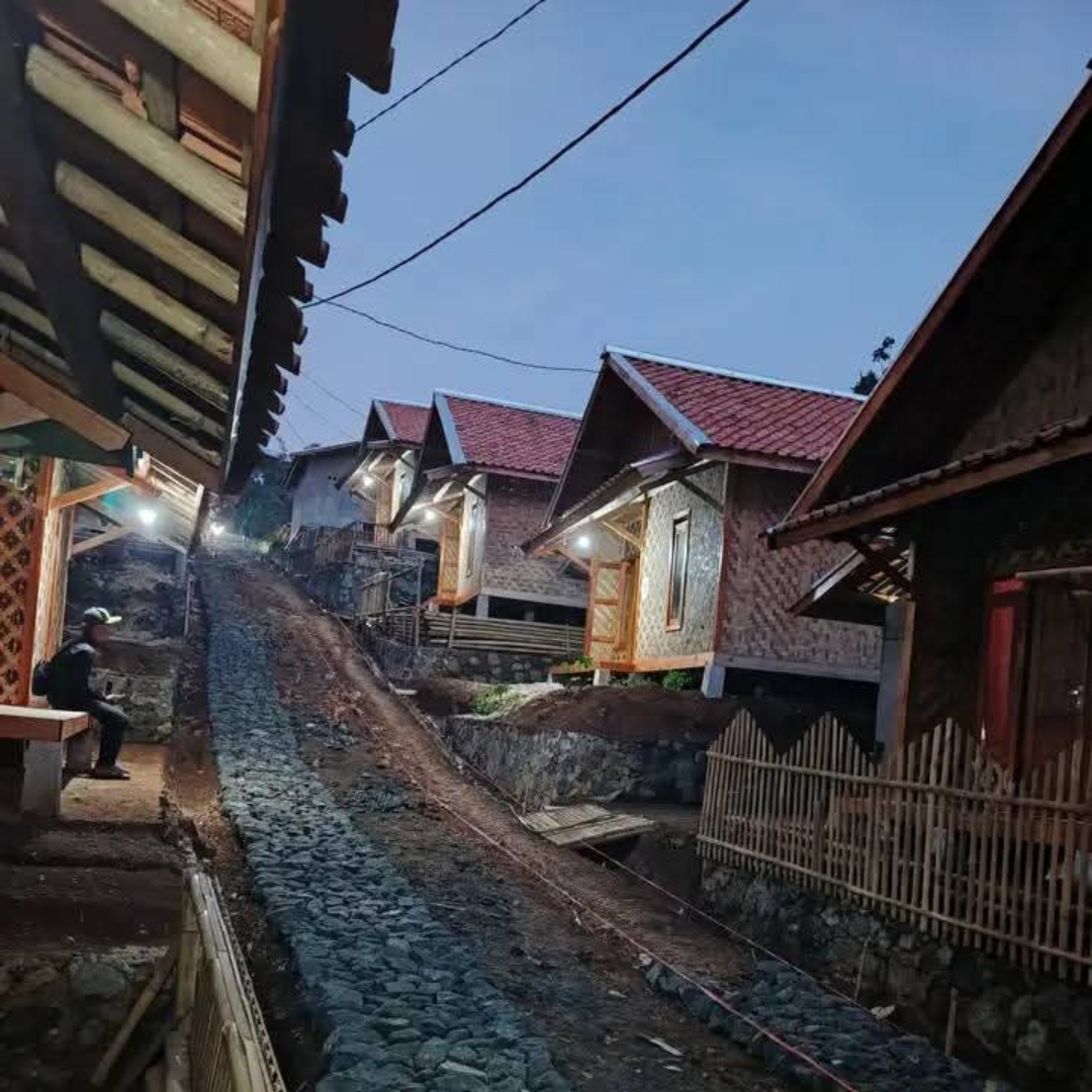 Senja di Kampung KDM