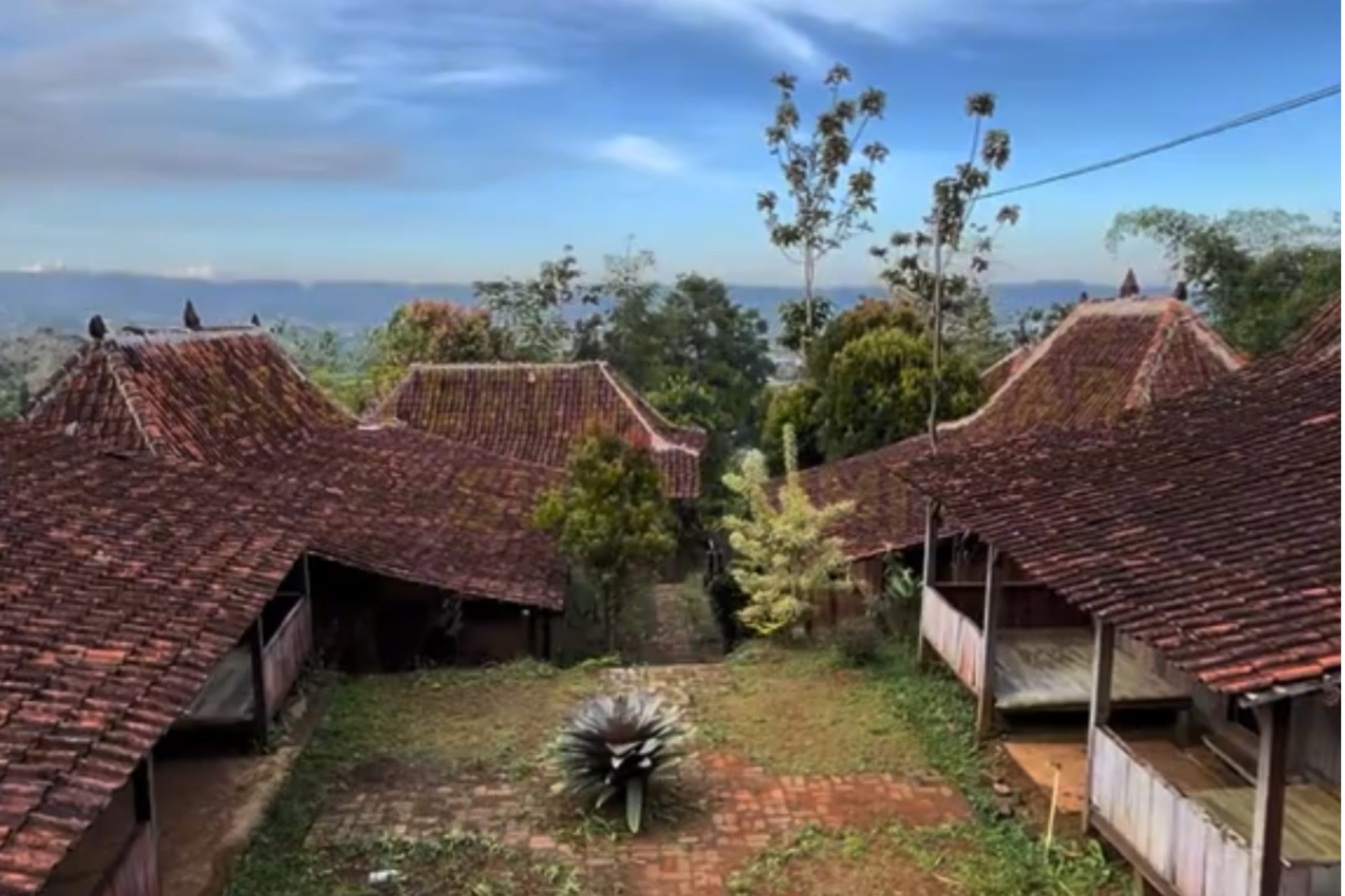 Menyelinap ke Desa Penari Sukabumi, berawal dari sumpah serapah kepala kampung 1 Suasana perkampungan di desa penari Sukabumi - @abayexplore
