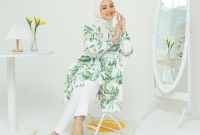 Tunik dengan detail ruffle