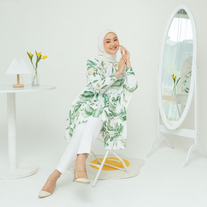 Hijabers Sukabumi, ini trend gamis, tunik, abaya akhir tahun versi AI, plus bahan dan warna 5 Tunik dengan detail ruffle