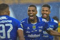 Uilliam Barros selebrasi usai mencetak gol - Persib