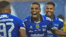 Uilliam Barros selebrasi usai mencetak gol - Persib