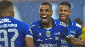 Uilliam Barros selebrasi usai mencetak gol - Persib
