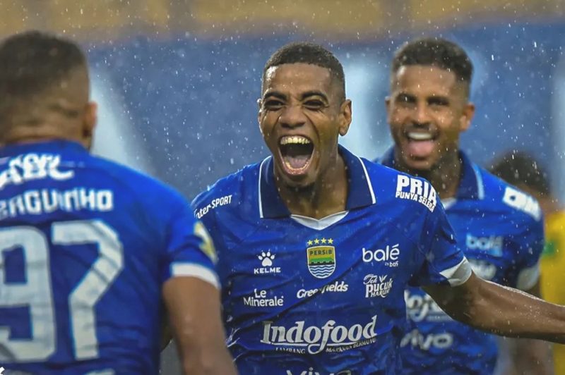 Uilliam Barros selebrasi usai mencetak gol - Persib